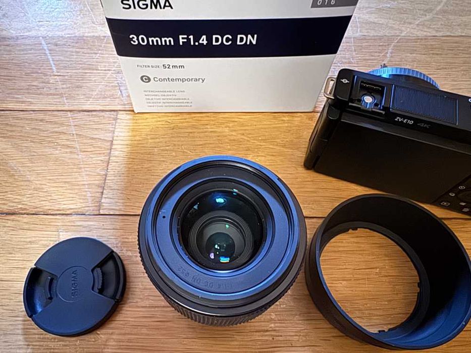 Sony ZV-E10 4K + Sigma 30mm F1.4 – în garanție până în august 2027