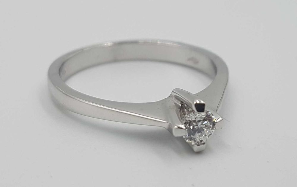 Superb inel solitaire/de logodna din aur alb 18 k si diamant natural
