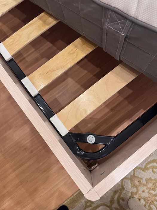 Продается кровать двуспальная 1.6