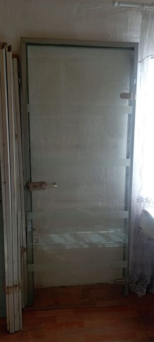 Продает двери разного вида,  разного размера