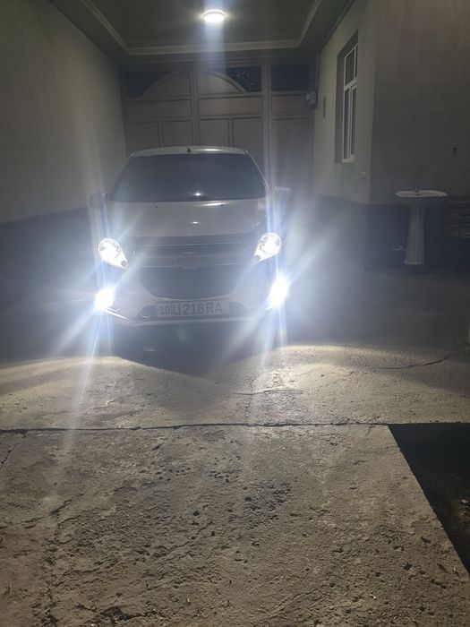 Yaxwi nyata olingan spark yaxwi nyata sotlmoxci