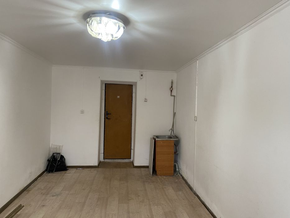 Продается комната в обшежитий по улице толе би 11а