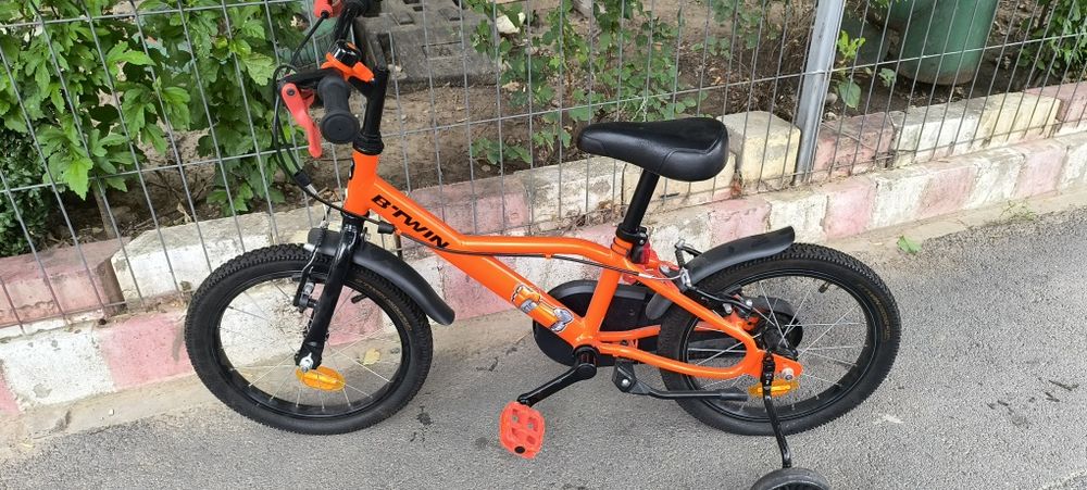 Bicicleta BTWIN că și nouă.