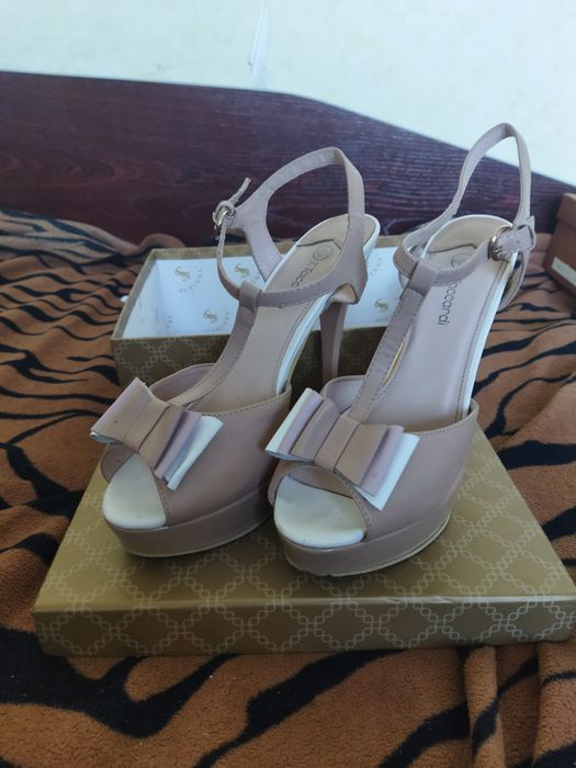 Босоножки на шпильке