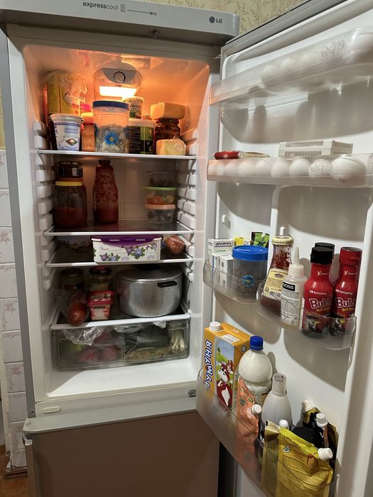 Продам холодельник двухкамернный