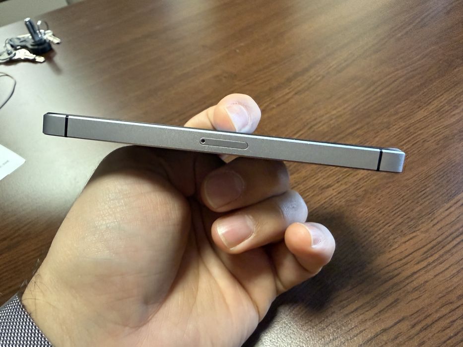 iPhone SE - 16GB - Като Нов