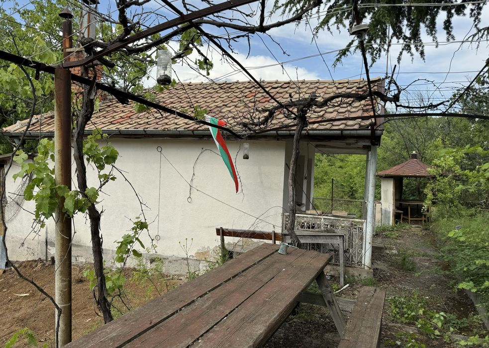 Просторен парцел с къща в землището на село Люляк с ток и вода