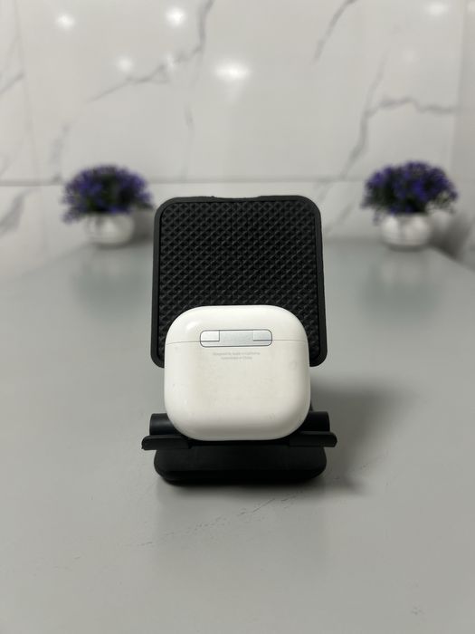 AirPods 4.