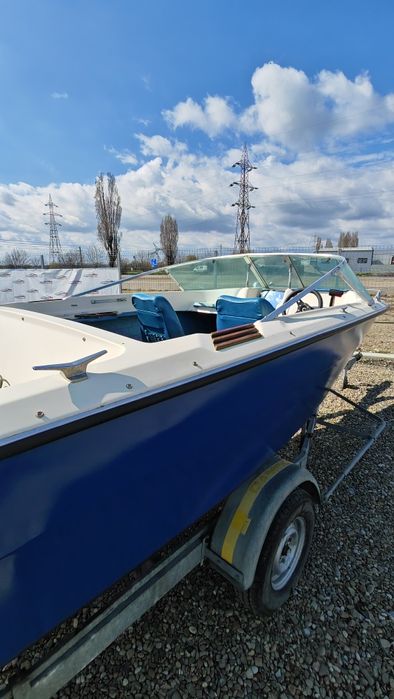 Vând Barca cu motor și peridoc