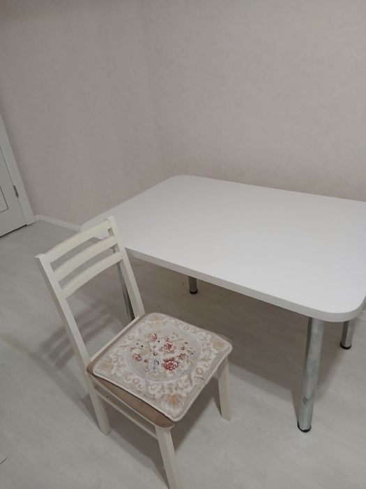 Кухонный стол со стульями