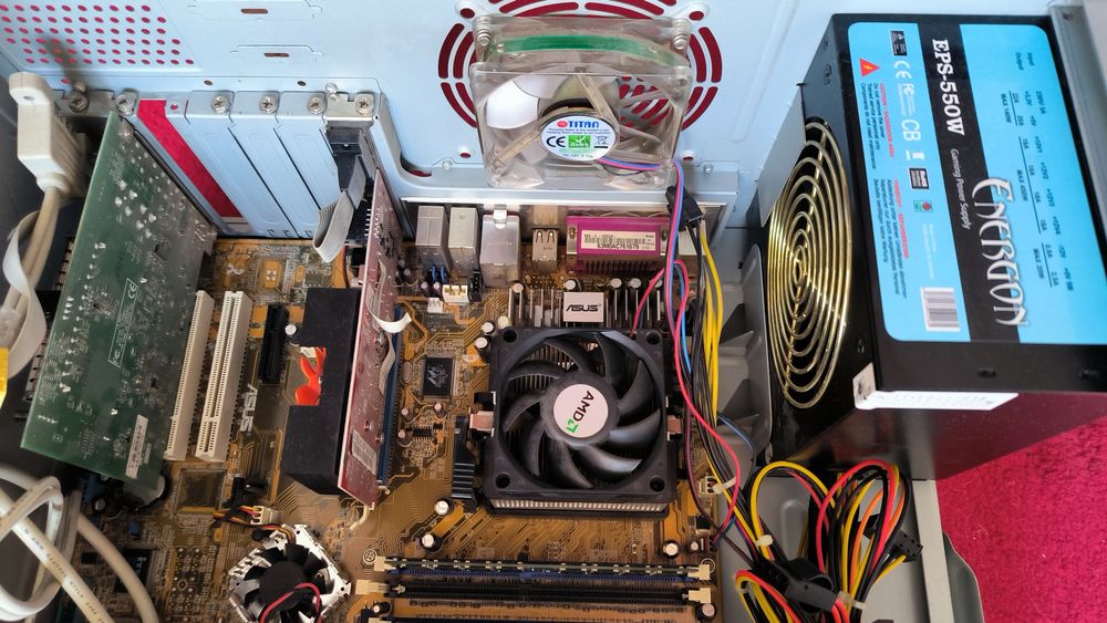 Vând unitate PC, cu Windows 7