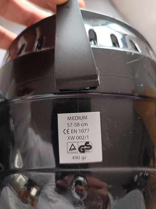 Продавам ски каски 2 бр.