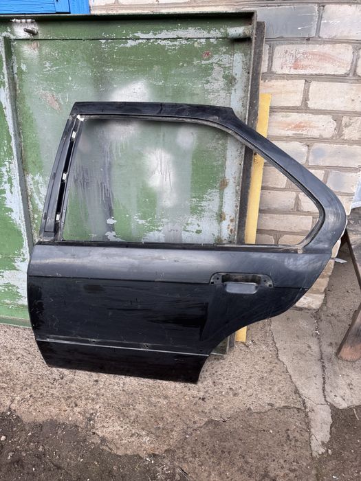 Задняя левая дверь BMW e36