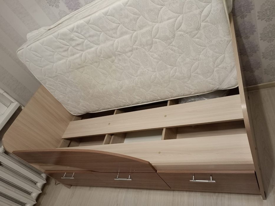 Продам кровать с матрасом