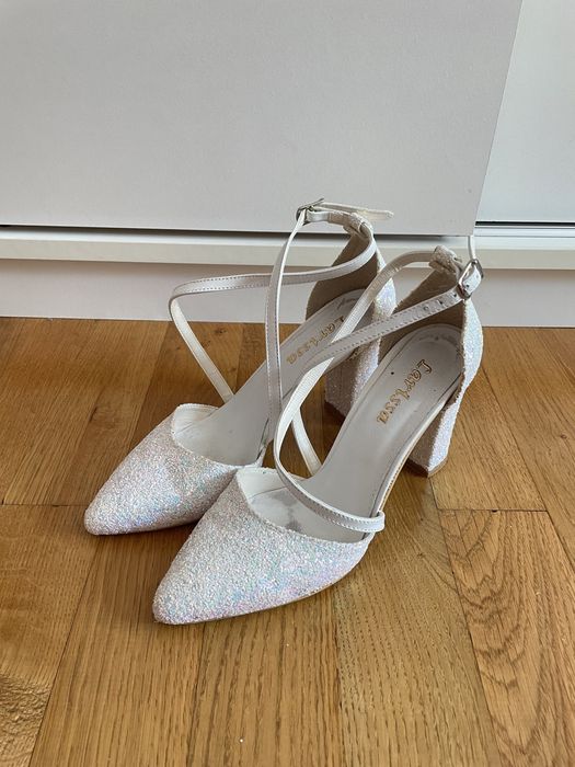 Pantofi albi cu paiete marimea 37(38)