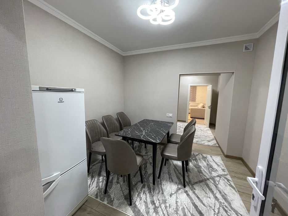 Чиланзар.    Ц-квартал.      3-комн. квартира в аренду.   Новый ремонт