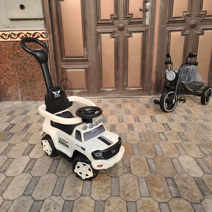 Детская машинка с родительской ручкой.