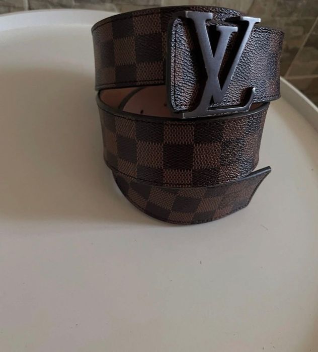 Лого колан Louis Vuitton