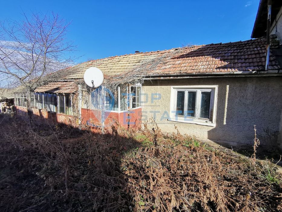 Къща с кладенец и голям двор в село Кавлак, област Велико Търново