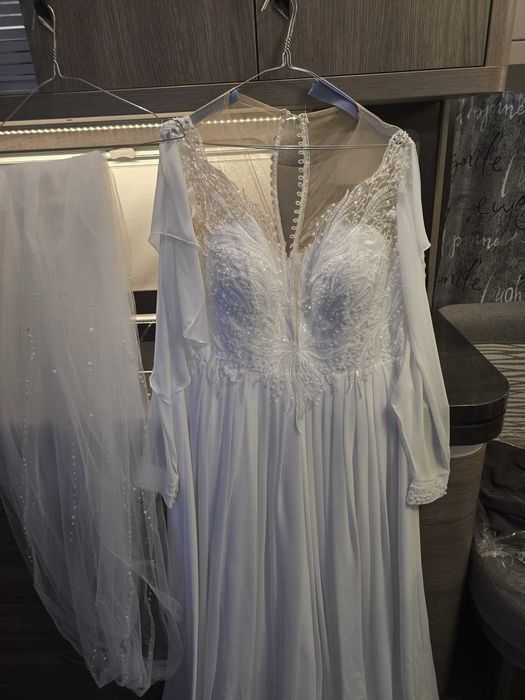 Vand rochie de mireasa cu tot cu voal care este nepurtat (M-L) marime rochie