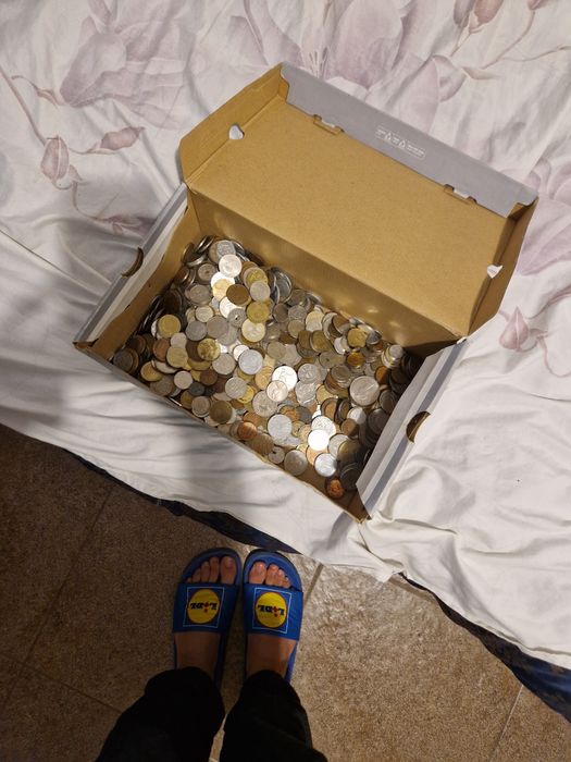 Vând colecție de monede şi bancnote