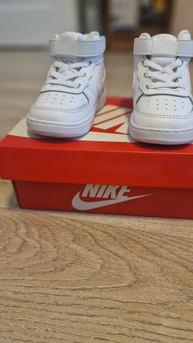 Adidasi nike nr 22 noi in cutie