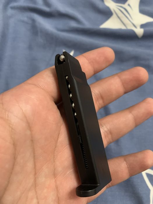 Продам пистолет m17 airsoft 6mm почти новый недорого