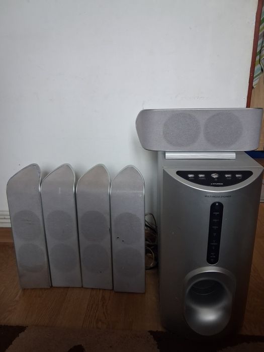 Subufar cu boxe și telecomanda.