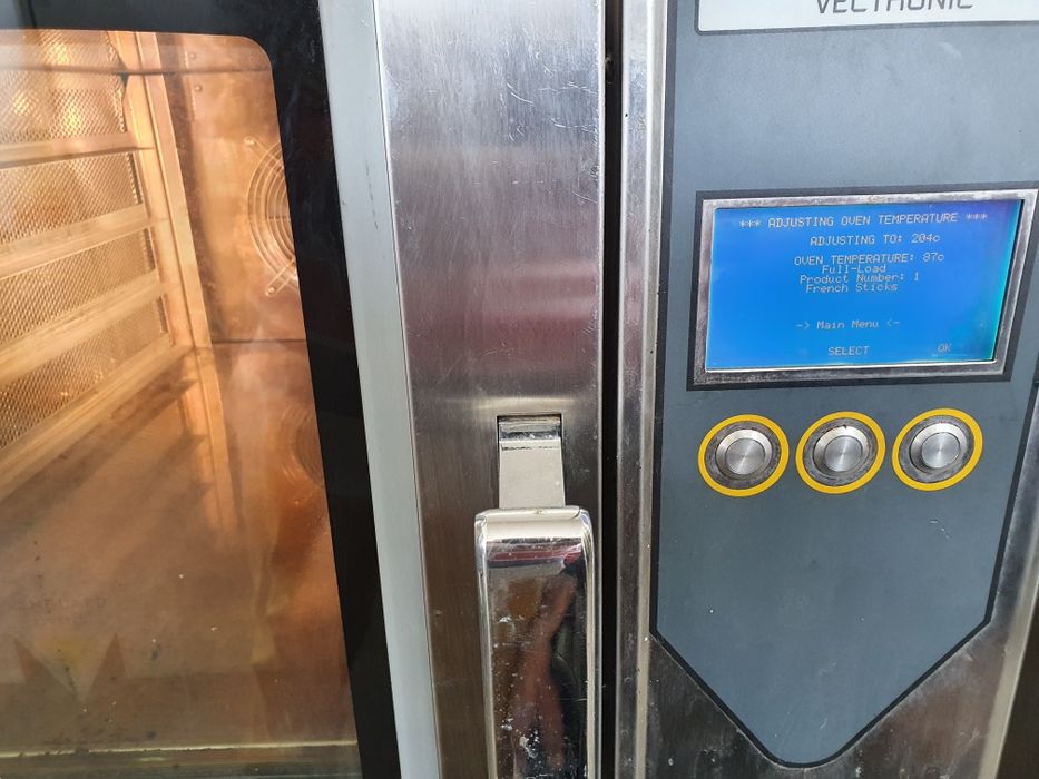 Фурна за тестени,изделия,корoсани,баници,хляб,с стойка 4бр тави,1600лв