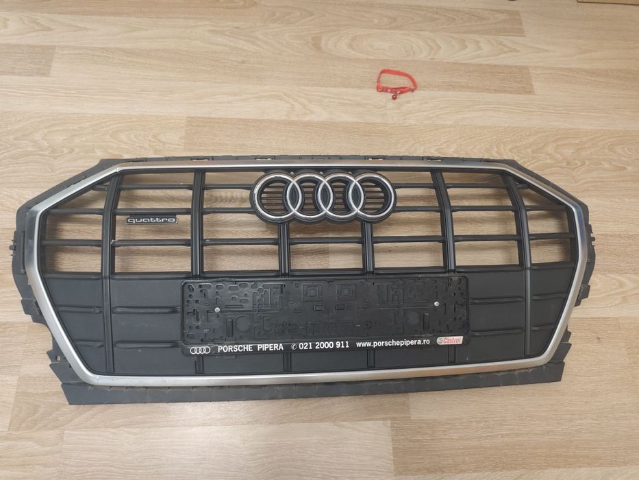 Vând grilă față centrală pentru Audi Q5 2024, culoare neagră, model conform pozelor.