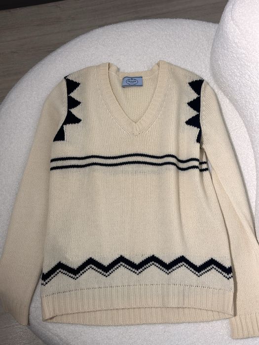 Женский свитер Prada