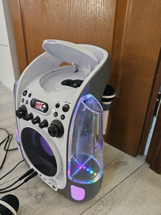 Boxă cu lumini și joc de apă