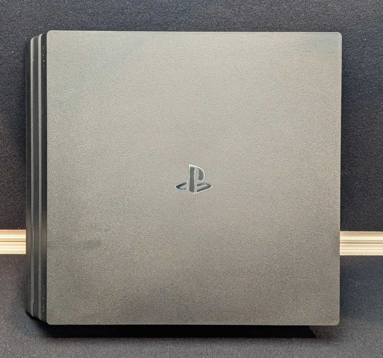 Playstation PS4 Pro В отличном состоянии + 3 контроллер + 4 игр