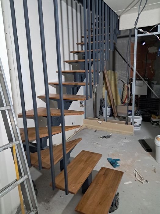 Scări metalice interioare pe vang central cu trepte din lemn masiv