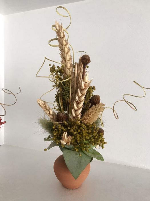 Вазички със сухи цветя и лот българска народна шевица