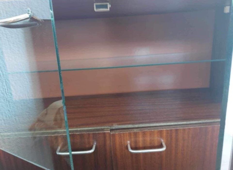 Шкаф със стъкла.