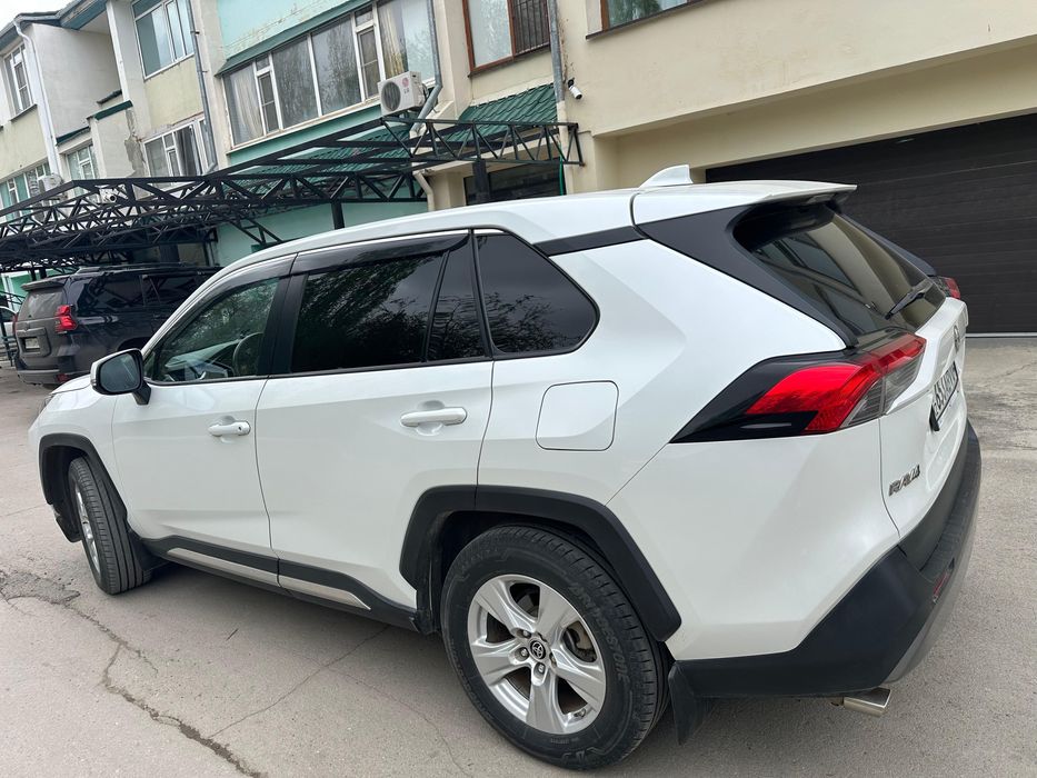 Toyota Rav 4 2021 г
