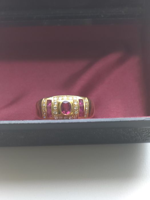 Inel din aur de 18 karate cu 26 de pietre de diamant