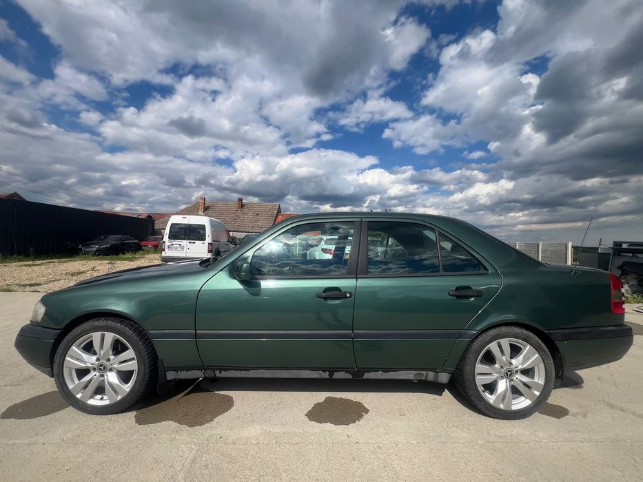 Vand mercedes c 200 din 1992 stare foarte bun.