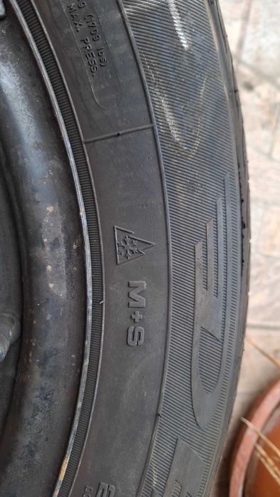Vand 4 Cauciucuri de iarna 215/60R16 +Jante+Capace -se vand si separat