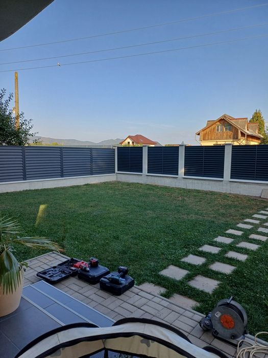 Echipa din Brașov executam garduri cu propriile cofraje