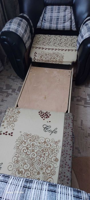 Угловой диван с креслом.