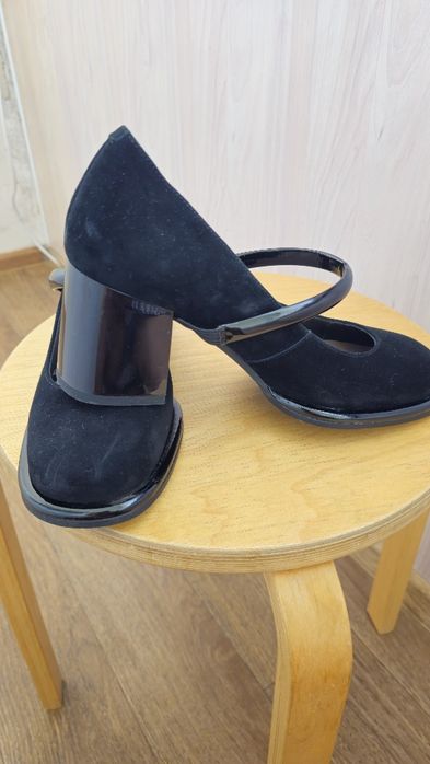 Продам замшевые туфли