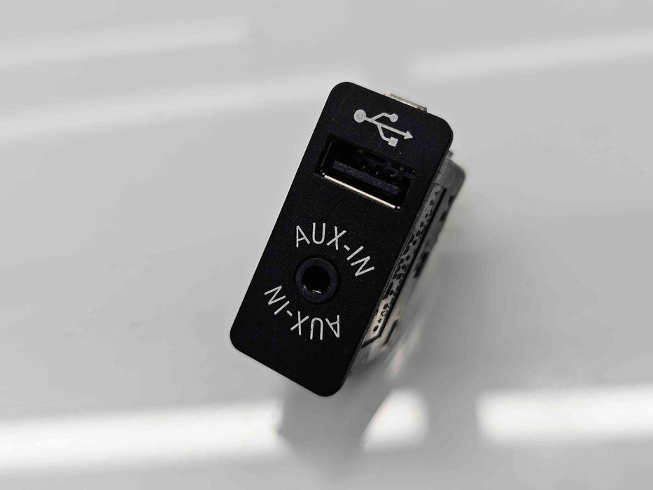 Conector auxiliar USB Bmw X5 (F15, F85) [Fabr 2014-2017] 9266607