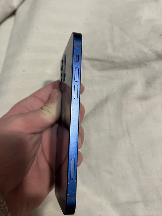 IPhone 12  64gb + кейс и зарядно