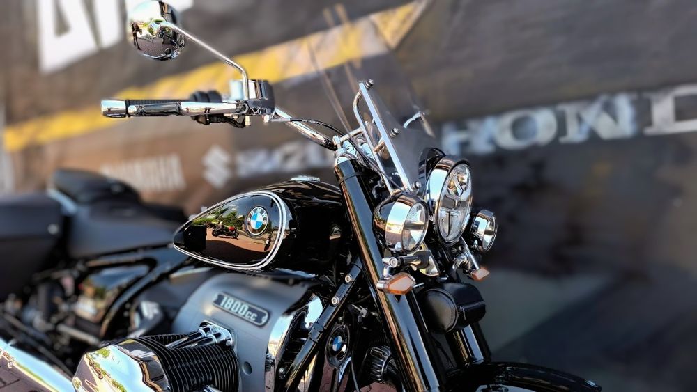 SCHIMB cu masina ,Auto,Utilaje   Motocicleta  Bmw R18