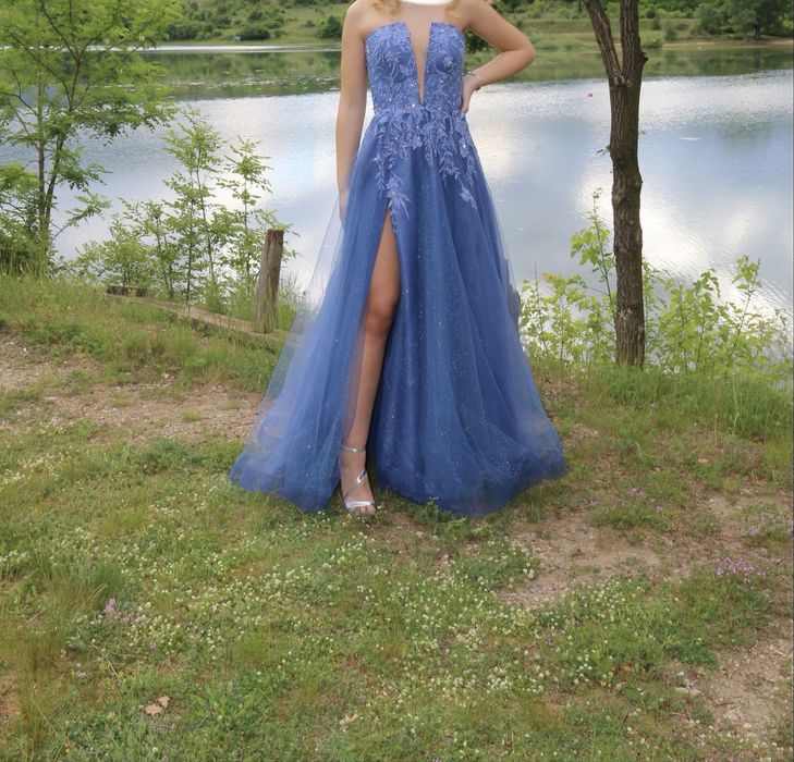 Синя бална рокля