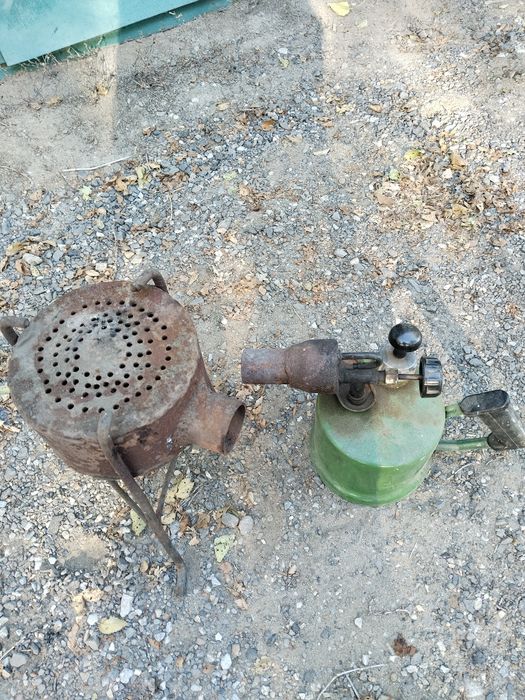 Продам паяльную лампу и триногу.