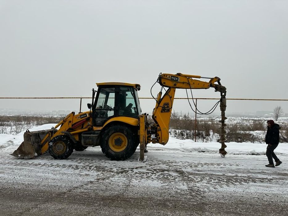 Ямабур,  экскаватор погрузчик,  Установка железобетоных столбов