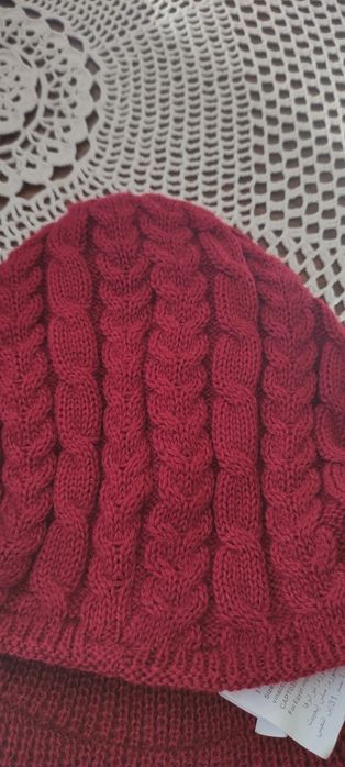 Вишнева дамска плетена зимна шапка с козирка